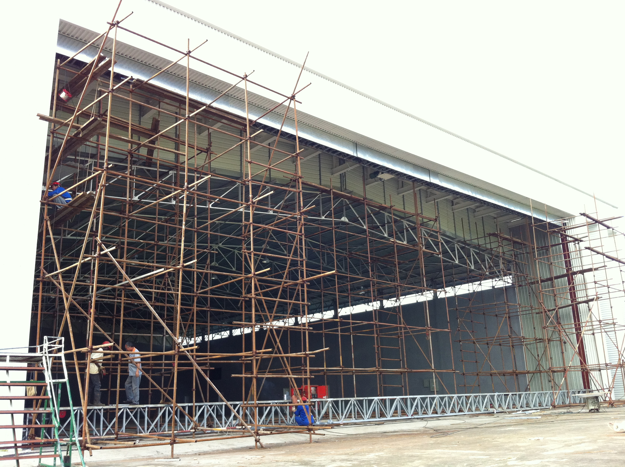 Side-sliding hangar door Side-sliding hangar door