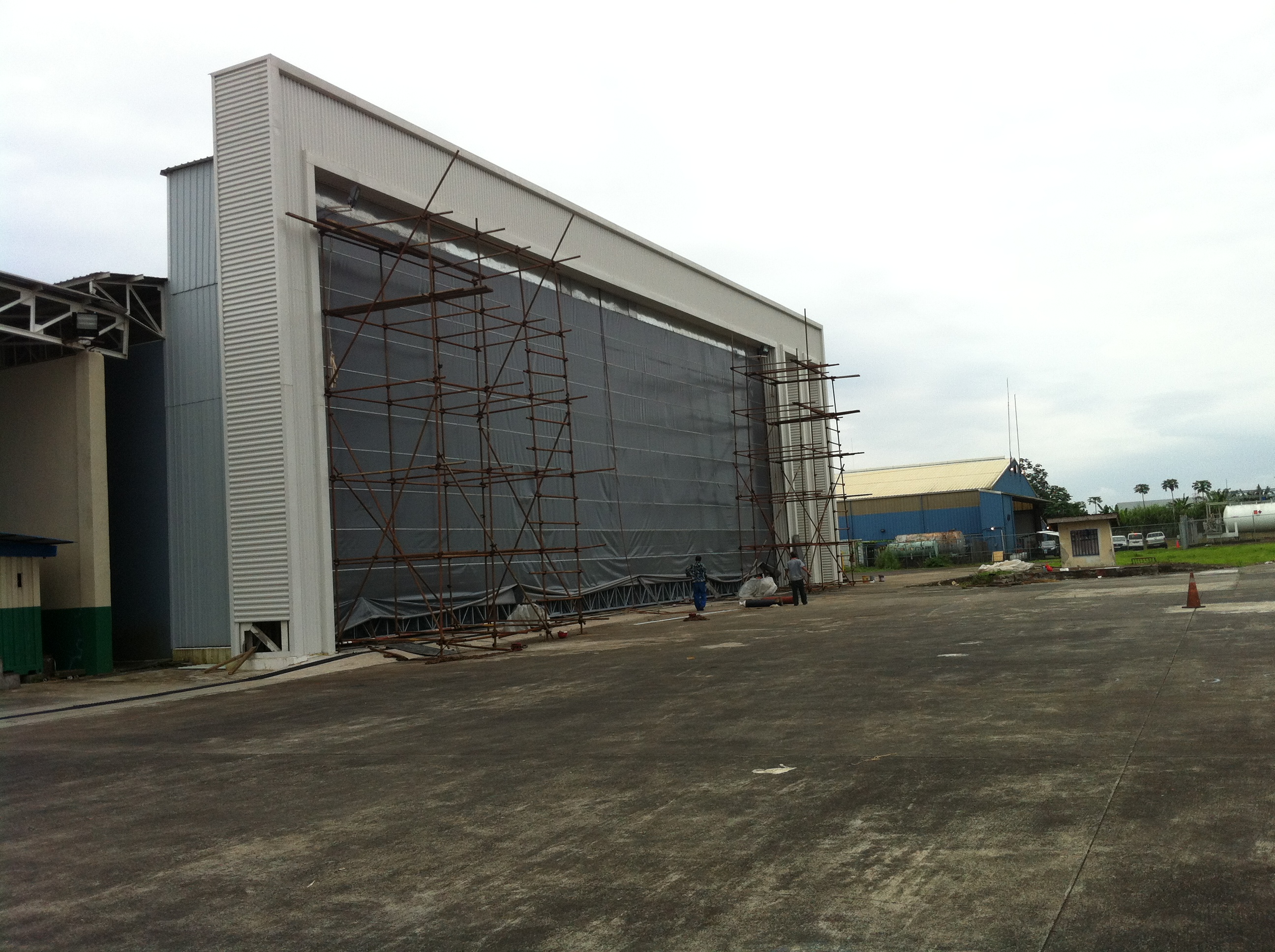 Side-sliding hangar door Side-sliding hangar door