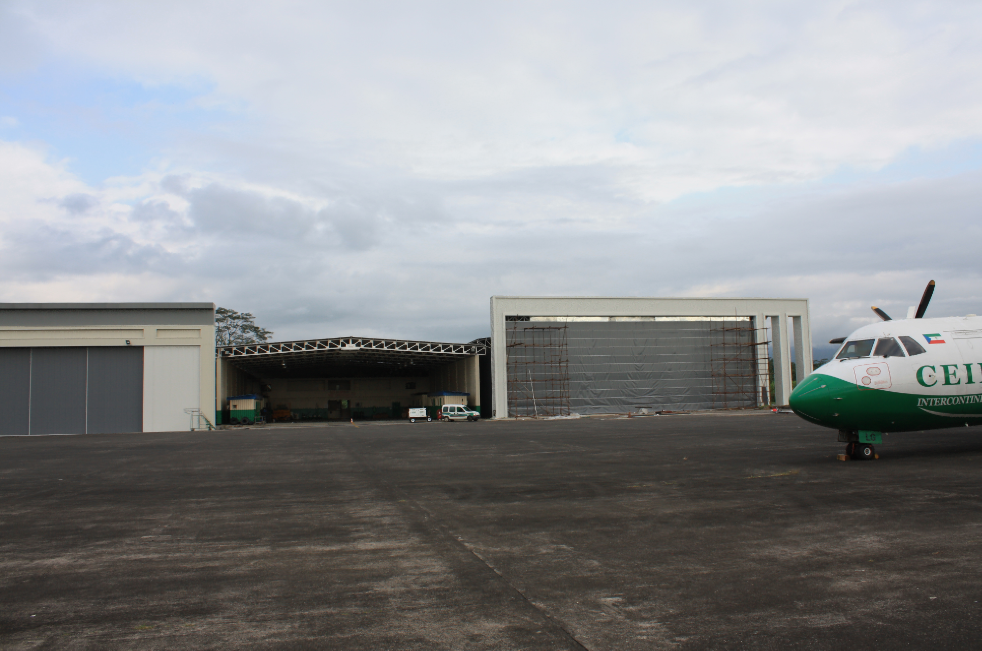 Side-sliding hangar door Side-sliding hangar door