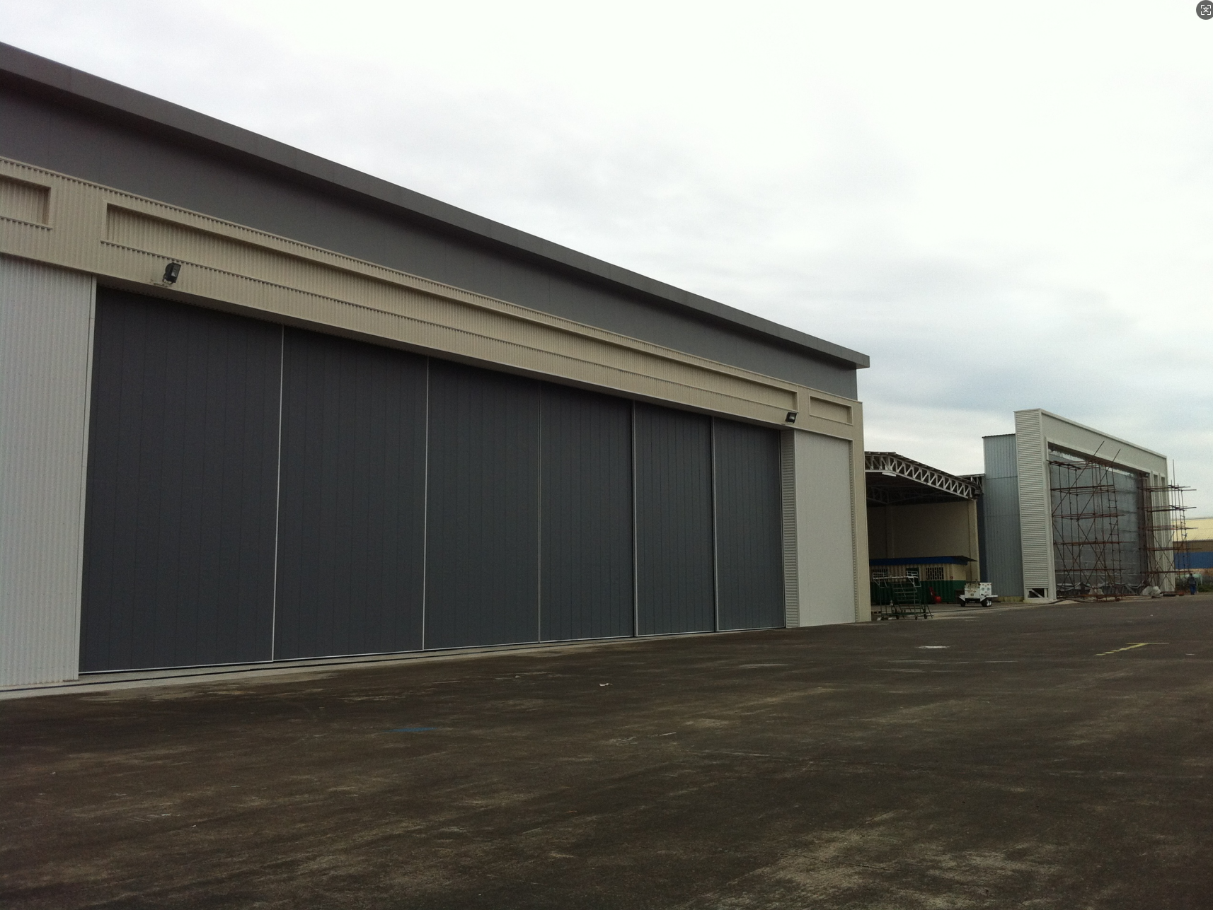 Side-sliding hangar door Side-sliding hangar door