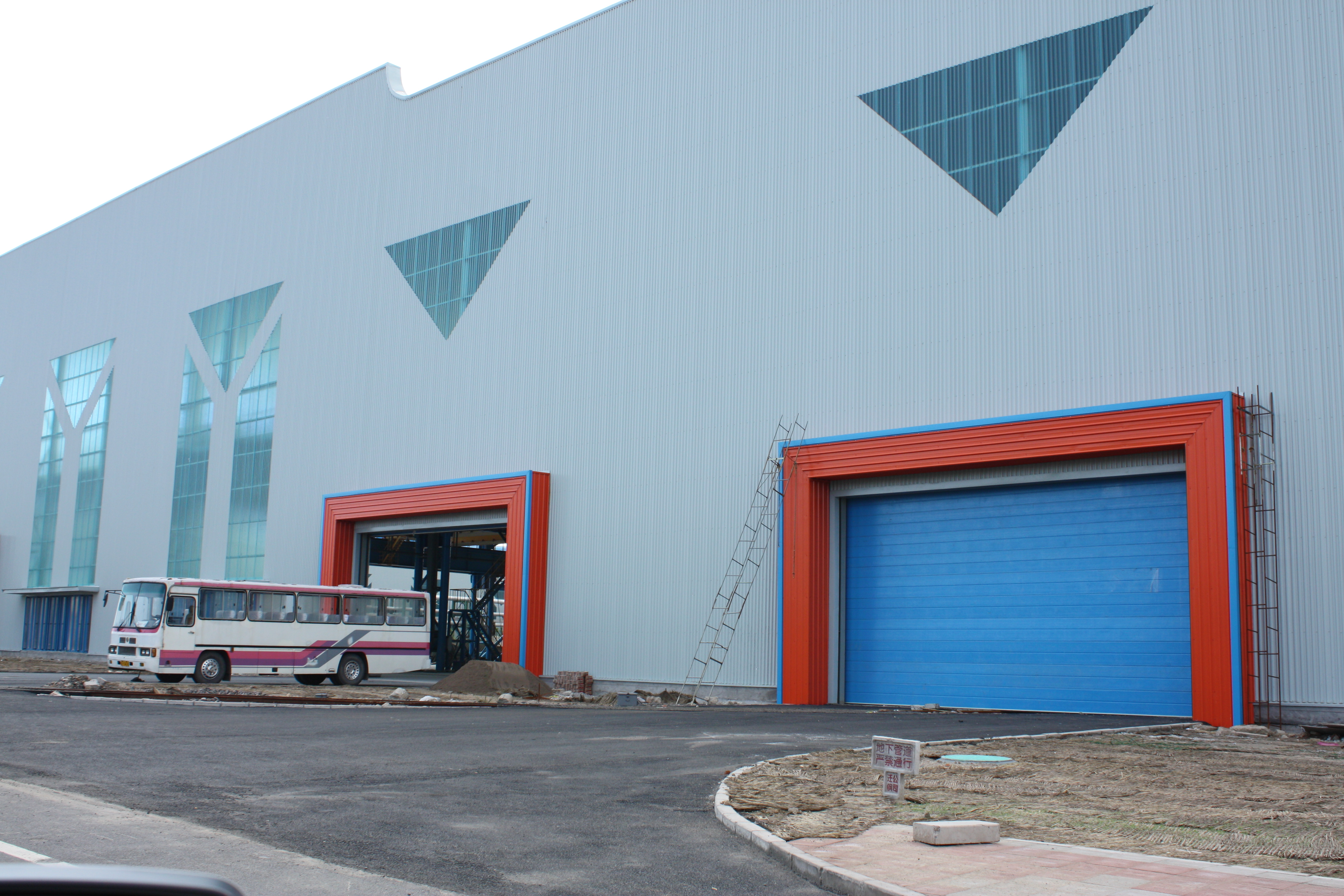 Bright Building Large Heavy-duty Industrial Lifting Doors